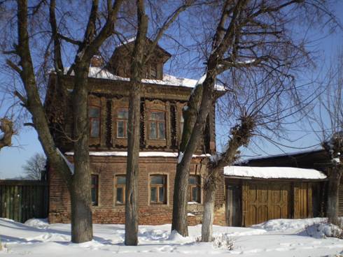 Старинный дом на главной большедворской улице. Хозяева, по всей вероятности, держали лавку или трактир. 
