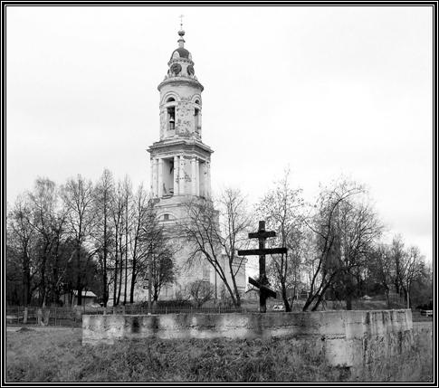 Памятный крест и фундамент под будущую часовню