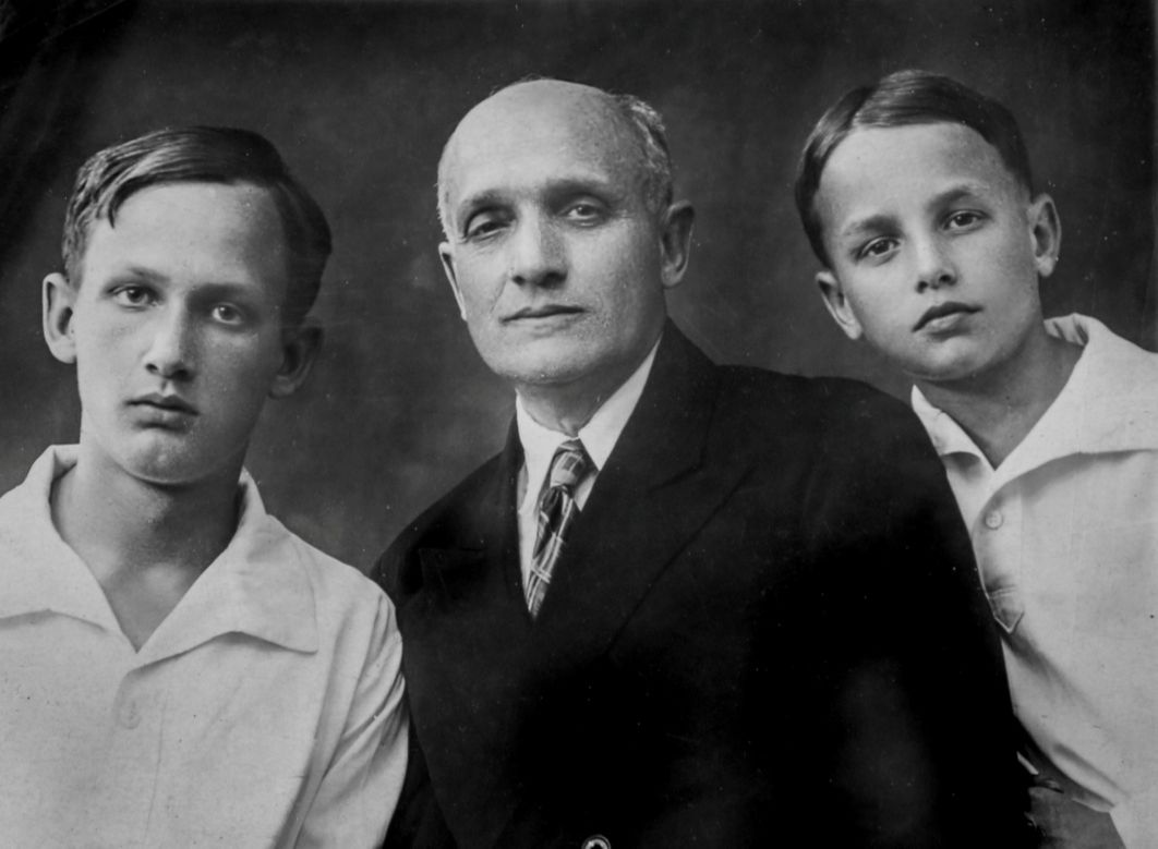 М.И.Полыковский с сыновьями Андреем - слева и Сашей – справа. г. Николаев 1937 г.