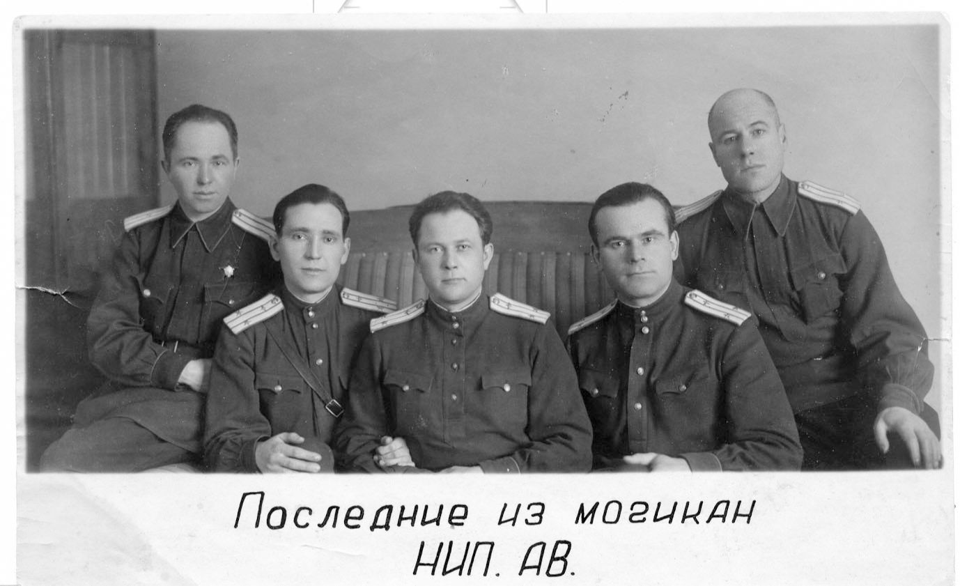 На фотографии 1943 года, слева направо: А. Галкин, В. Чернорез, Р. Фомин, А. Филиппов и В. Прендовский.