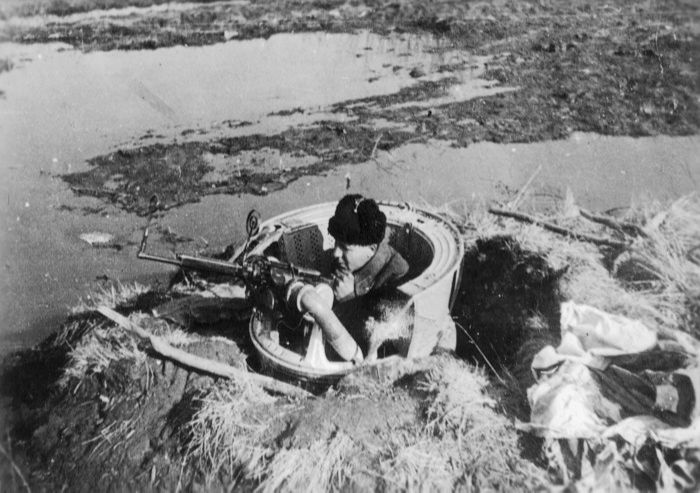 Д.И. Романов испытывает пулемет на турели.  Ленинградский фронт. 1941 год