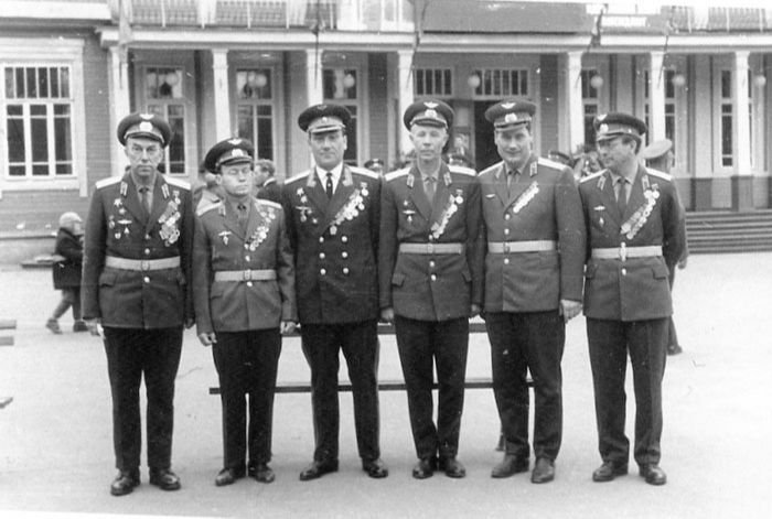 Руководители 30-го отдела с командиром части генералом А.С. Гладилиным
