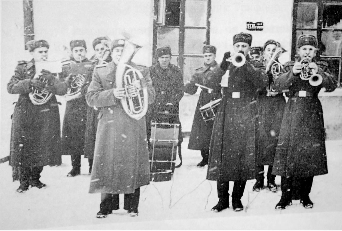 Оркестр полка и его руководитель Боруля В.А.