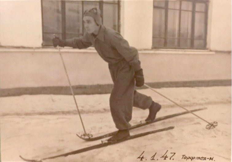 С.В.Морозов на лыжных соревнованиях , выступая за торфяной техникум Орехово-Зуево