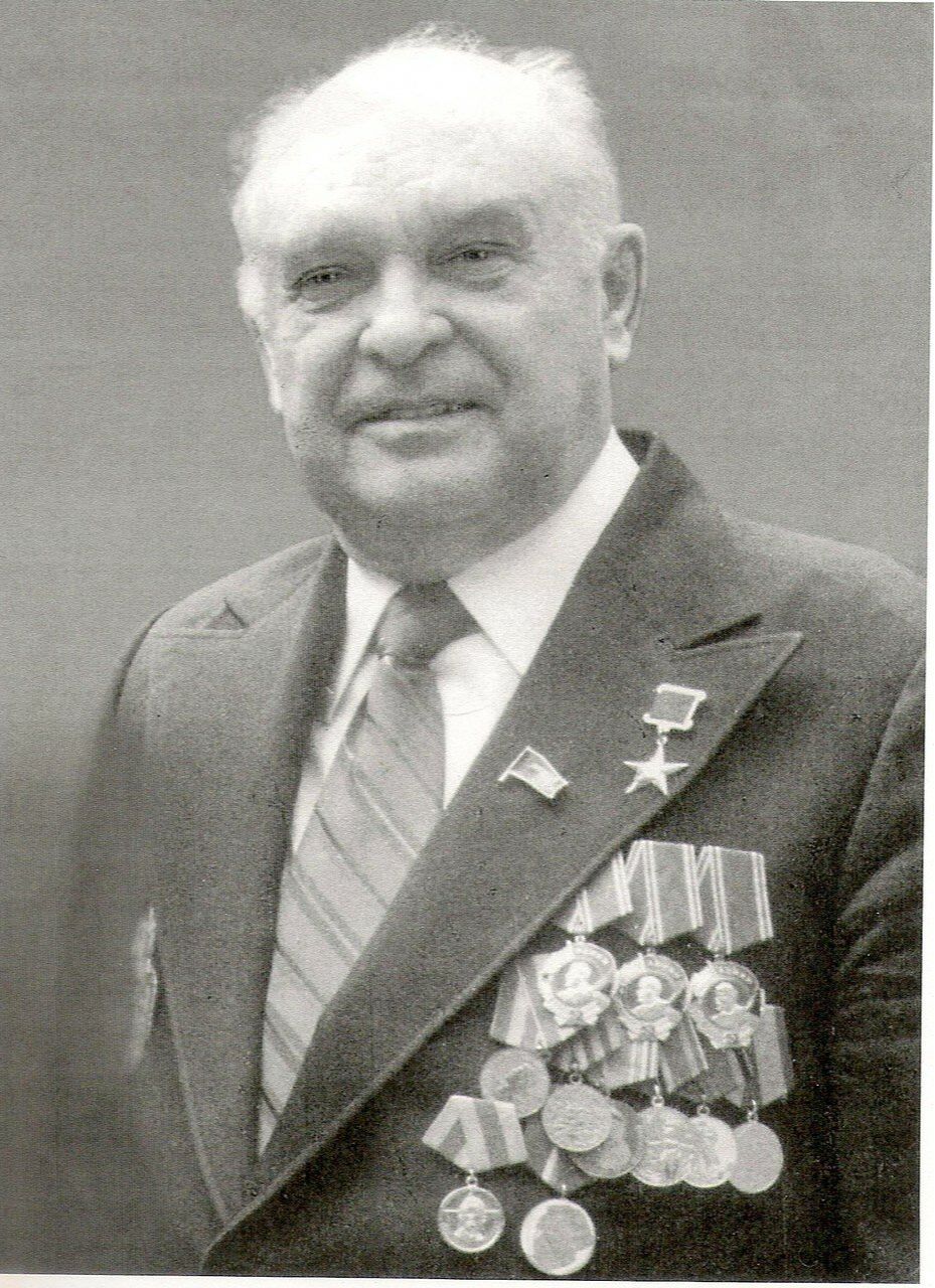 Герой Социалистического труда, бывший министр легкой и текстильной промышленности СССР Н.Н.Тарасов