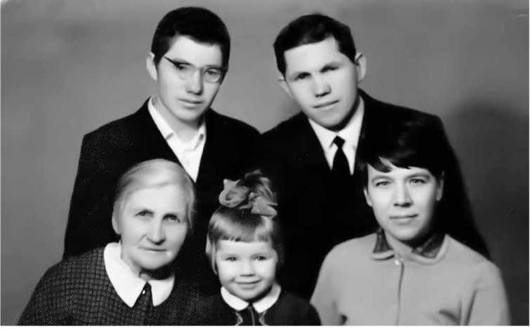 Альфа (справа), брат Дима, мама Мария Григорьевна, жена Людмила и дочь Ирина. 1968 г.
