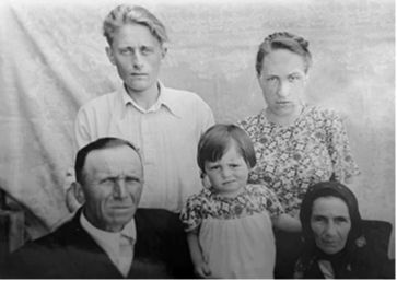 Куликов Т.И. с женой (в нижнем ряду справа) и родственниками