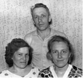 Невагин И.М. с женой (слева) и сестрой Александрой