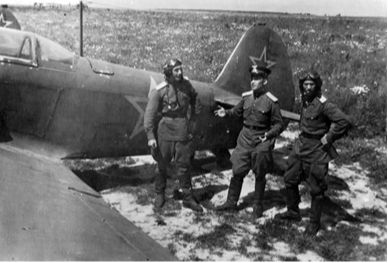 Рябин А.А. (слева) на полевом аэродроме