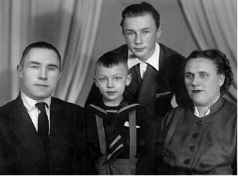 Рябин А.А. с женой и сыновьями