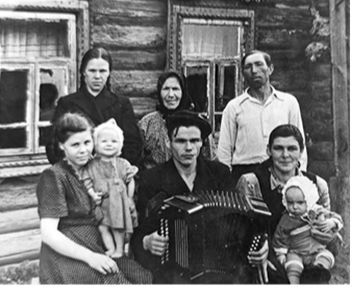 Рябин А.Г. (в центре) с женой (первая справа) и родственниками
