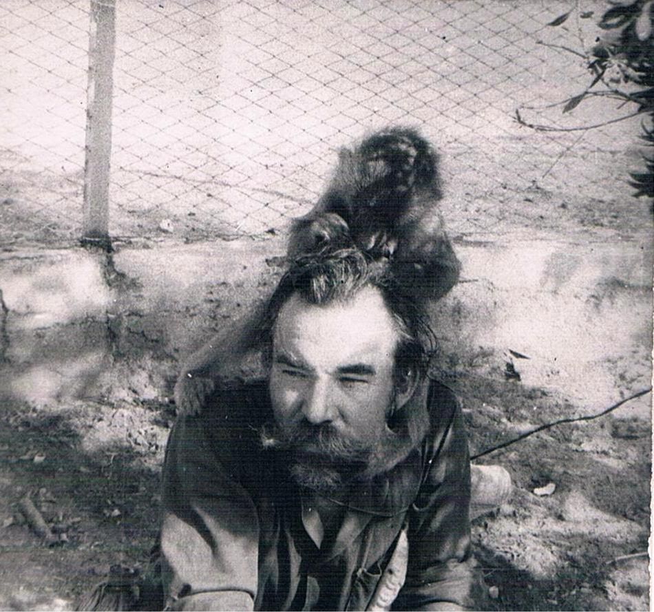 Полковник Дрождин В.М.  с мартышкой Анкой. Эфиопия, 1984 год