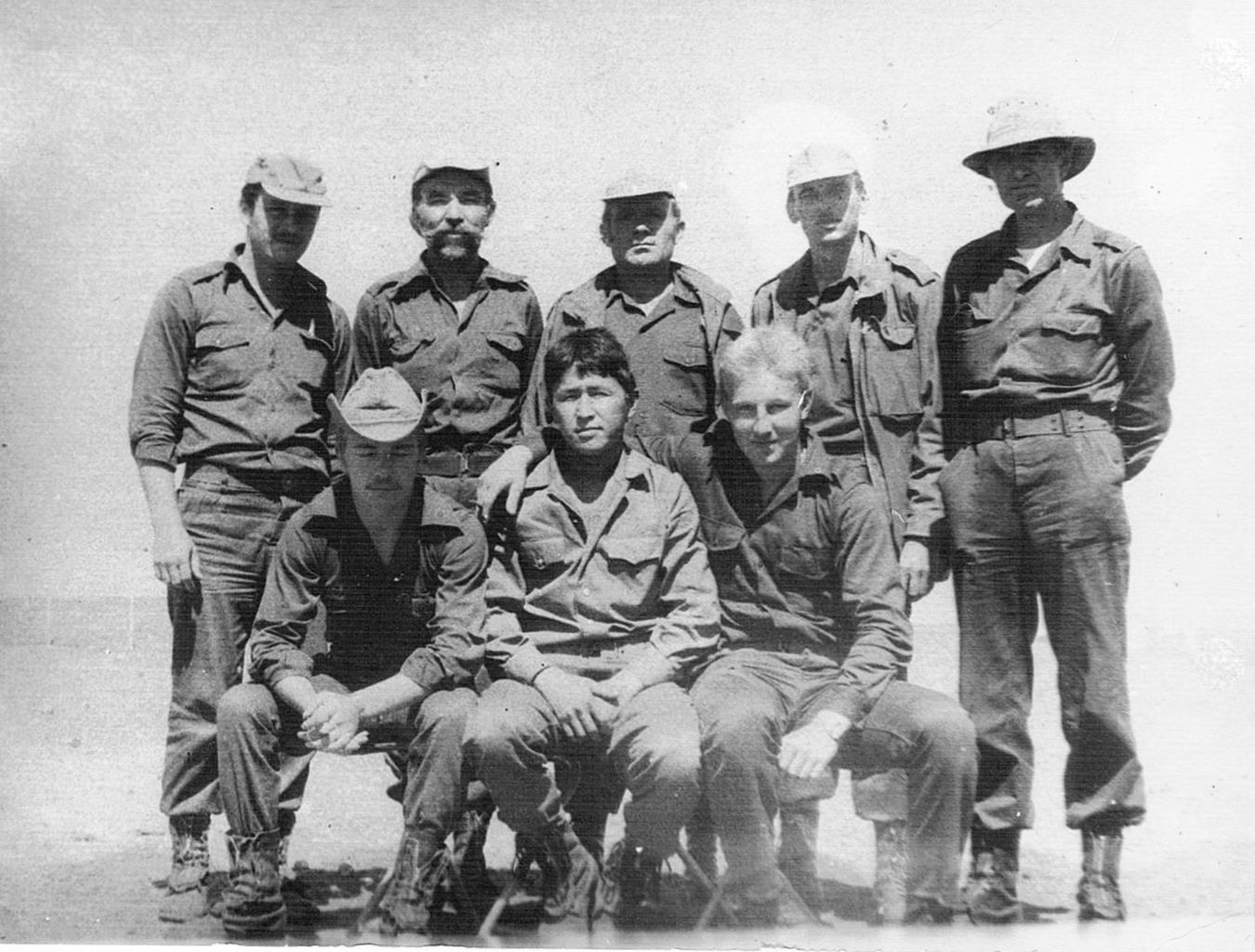 В.М. Дрождин (второй слева во втором ряду) с боевыми товарищами. Эфиопия, 1983 год.